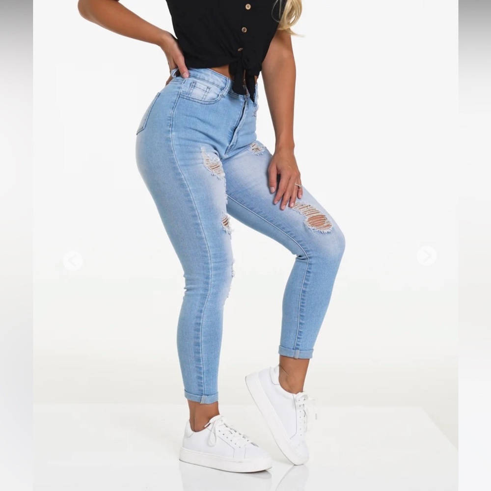 NVGTN Navishape Light Wash Ripped Jeans NWT size M